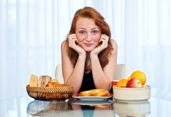 Tiener meisje met sproeten op brakfast Rechtenvrije Stockfoto's