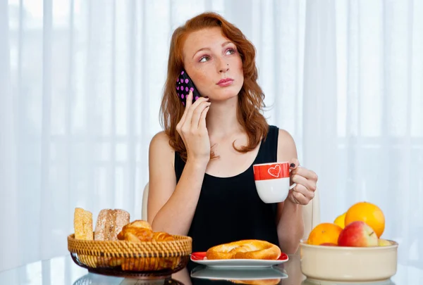 Attrayant fille avec taches de rousseur manger le petit déjeuner Images De Stock Libres De Droits