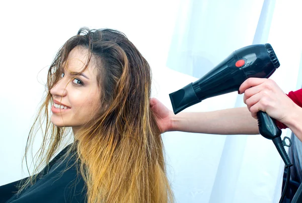 Secar el cabello en el salón —  Fotos de Stock