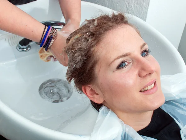 Haare waschen im Salon — Stockfoto