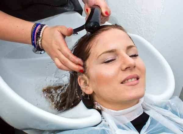 Haar wassen — Stockfoto