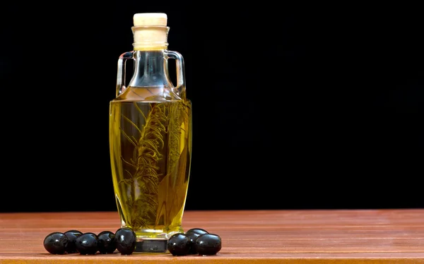 Aceite de oliva sobre la mesa —  Fotos de Stock