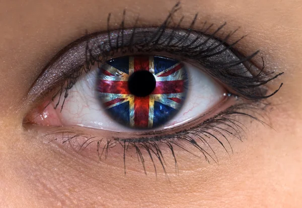 Žena oko s vlajkou Velké Británie — Stock fotografie