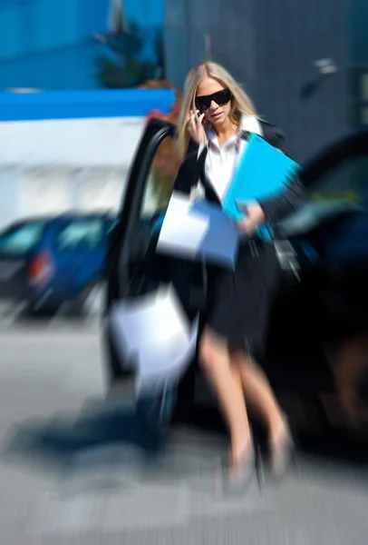Mujer de negocios caer papeles — Foto de Stock