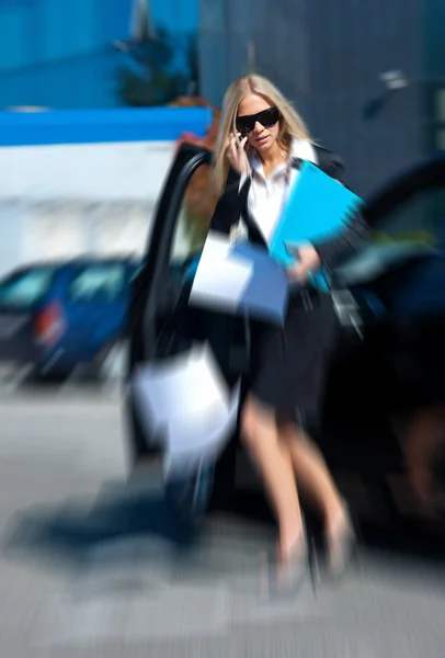 Business woman droping papers — Stock Photo, Image