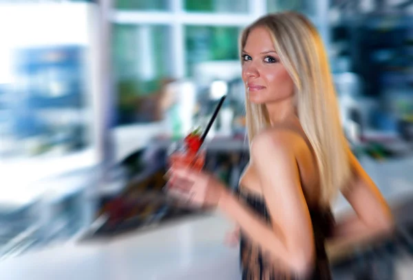 Attraente ragazza con cocktail — Foto Stock