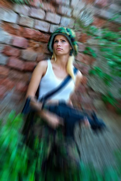 Chica del ejército con rifle Fotos de stock libres de derechos