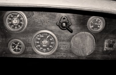 eski araba komut tahtası