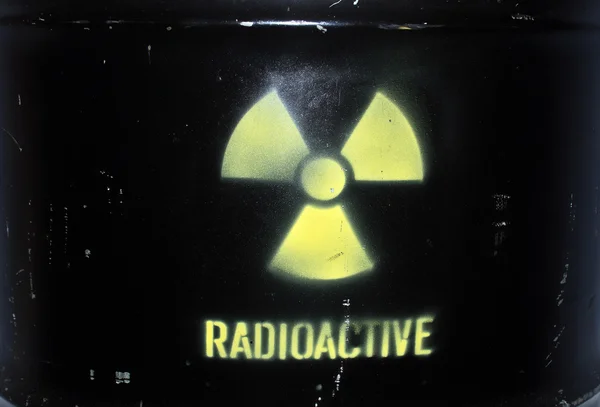 Signo radiactivo en barell — Foto de Stock