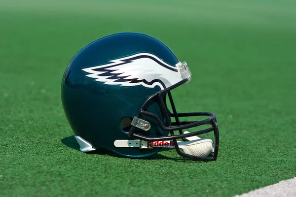 Philadelphia eagles NFL helmet — Stok fotoğraf