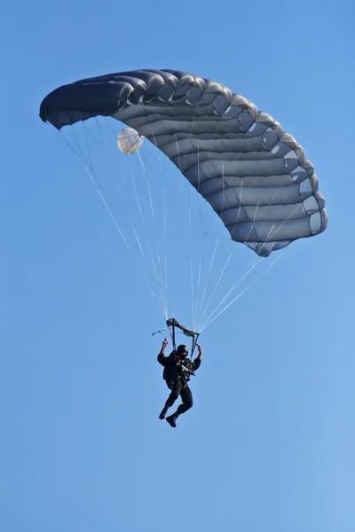 Hadsereg ejtőernyős — Stock Fotó
