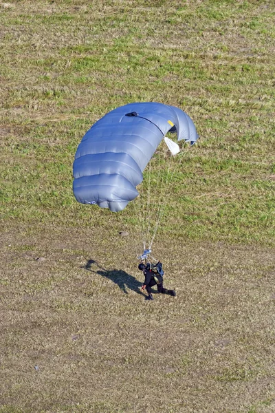 軍の落下傘兵 — ストック写真
