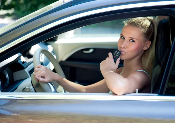 Jovem no carro com chave de carro — Fotografia de Stock