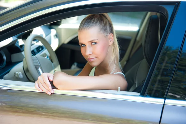 Chica joven en coche — Foto de Stock