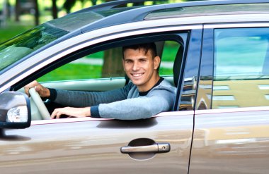 genç adam arabasında