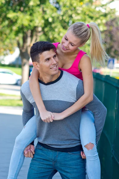 Jovem casal feliz no amor — Fotografia de Stock