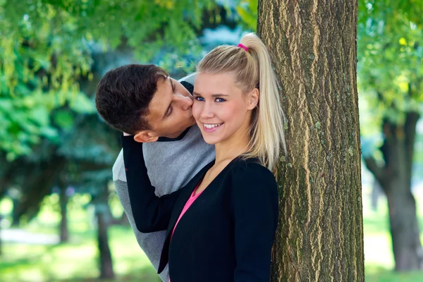 Junges glückliches Paar verliebt — Stockfoto