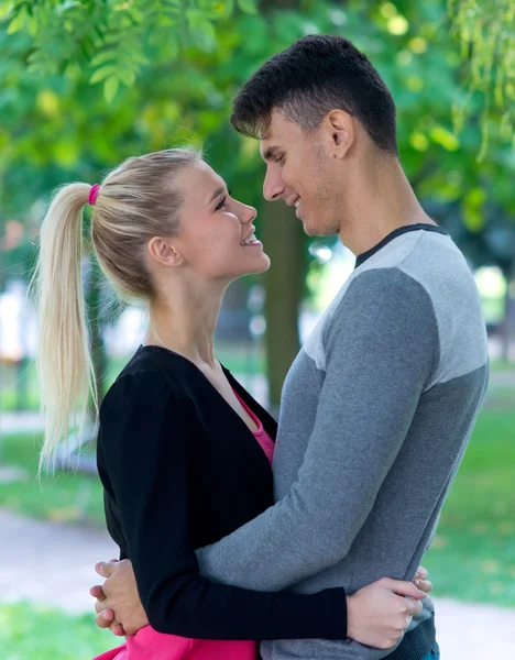 Joven pareja feliz en el amor — Foto de Stock