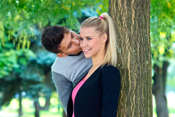 Jovem casal feliz no amor — Fotografia de Stock