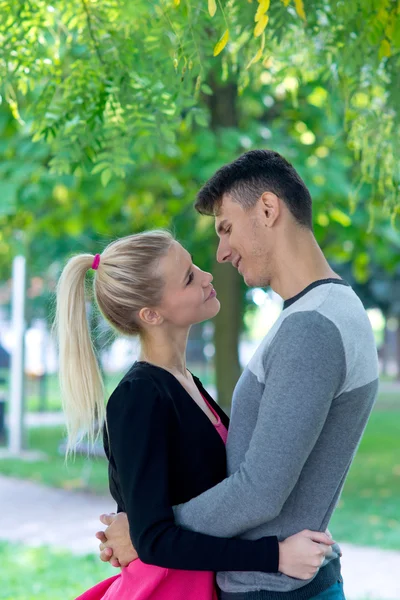 Junges glückliches Paar verliebt — Stockfoto