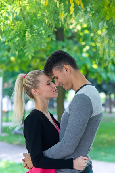 Jong gelukkig paar in liefde — Stockfoto