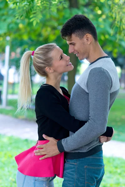 Unga lyckliga par förälskade — Stockfoto