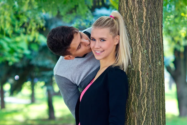 Unga lyckliga par förälskade — Stockfoto