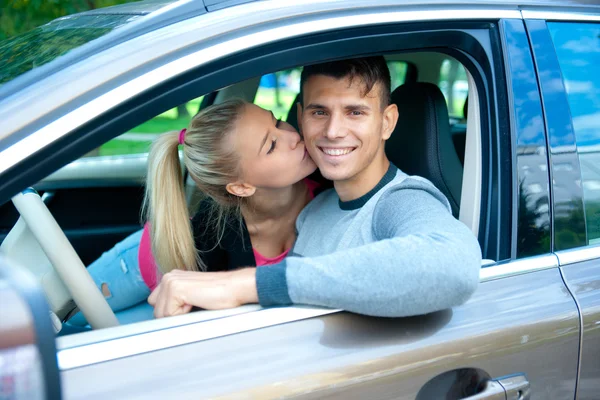 Junges Paar im Auto — Stockfoto