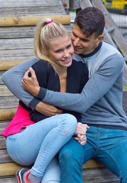 Jovem casal feliz no amor — Fotografia de Stock