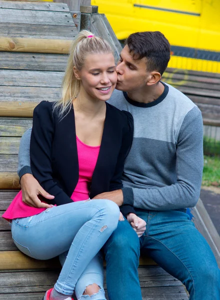 Jovem casal feliz no amor — Fotografia de Stock