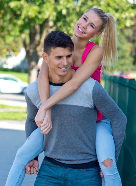 Jovem casal feliz no amor — Fotografia de Stock