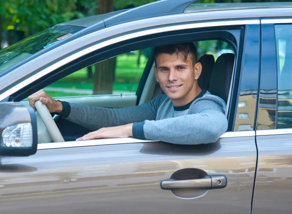 Mladý muž v autě — Stock fotografie