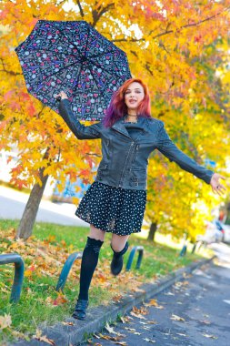 şemsiye sonbahar sahne ile güzel kız