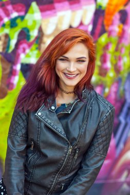 grafiti önünde genç kız