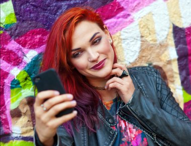 grafiti selfie yapma önünde genç kız