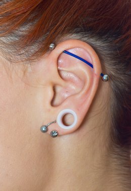 Kız kulak piercing ile