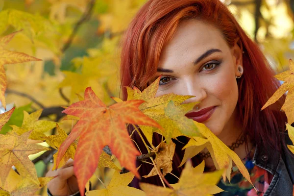 Beautiful girl in autumn scene — Stock Photo, Image