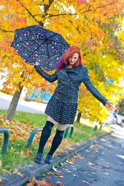 Bella ragazza con ombrello in scena autunnale — Foto Stock