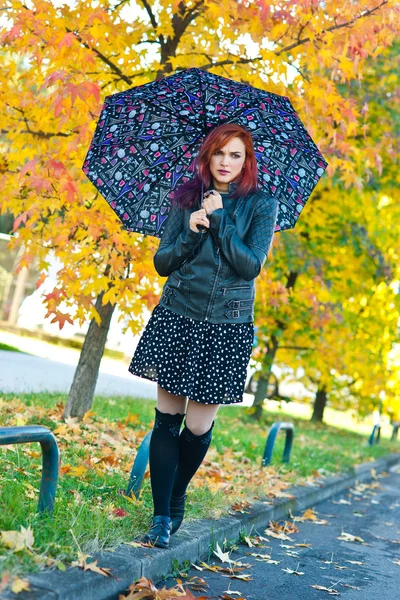 Chica moderna con paraguas en otoño — Foto de Stock