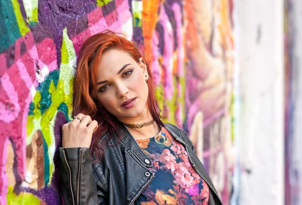 Modern városi lány graffiti fal előtt — Stock Fotó