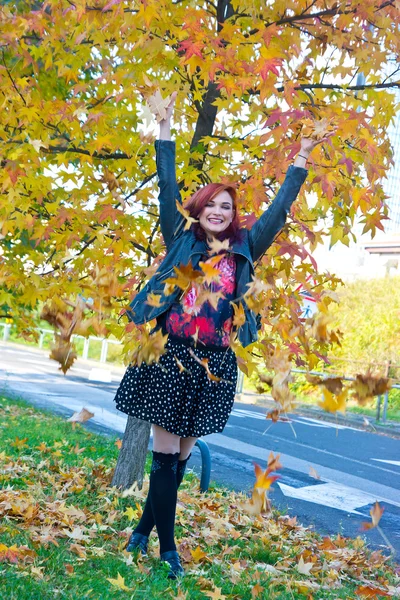 Mooi roodharig meisje in herfst scène — Stockfoto