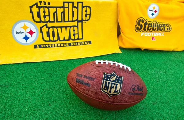 NFL Pittsburgh Steelers apparatuur met Nfl officiële bal — Stockfoto