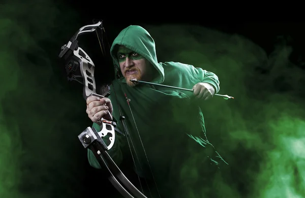 Człowiek w kolorze zielonym z łukiem i strzałą — Zdjęcie stockowe
