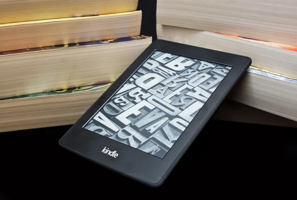 Lector de libros electrónicos Kindle — Foto de Stock