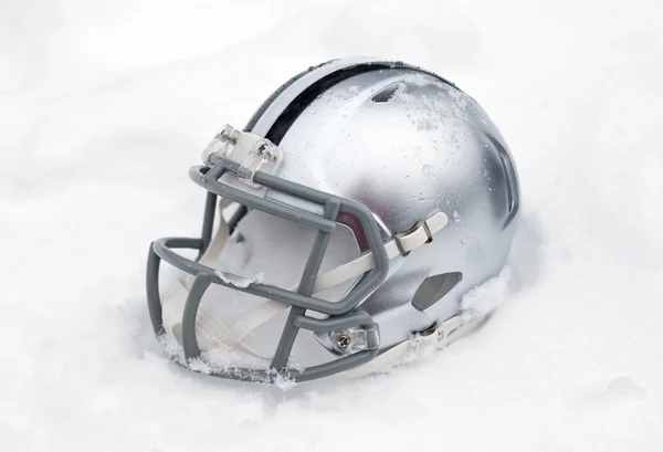 Amerikaanse voetbal helm in sneeuw — Stockfoto