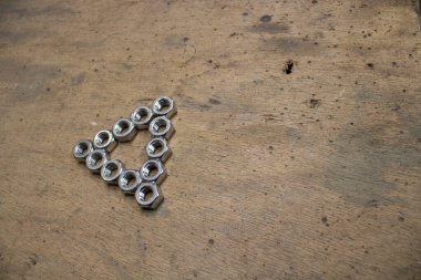 M8 boyutunda fındık üçgeni. Kopyalama alanı olan endüstriyel tasarım.