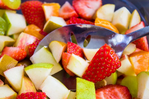 Fechar a salada de frutas coloridas — Fotografia de Stock