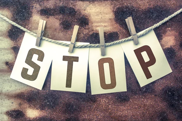 Stop-Konzept befestigte Stempelkarten auf Zwirn-Thema — Stockfoto