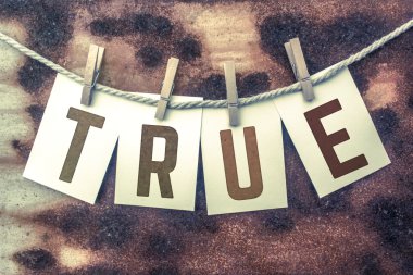 Gerçek kavramı damgalı kartları sicim tema üzerine tutturulmuş.