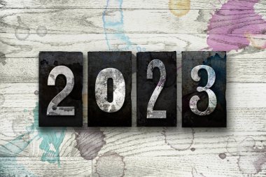 Yıl 2023 Eski moda mektup baskı tipiyle yazılmış..